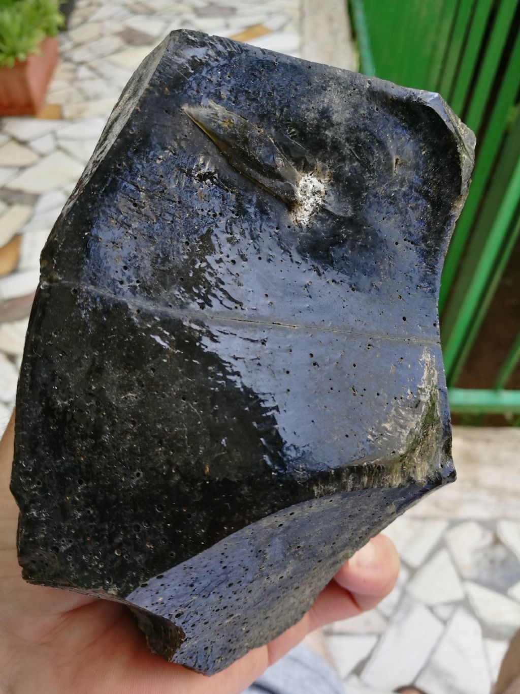 Identificazione roccia ricoperta da patina vetrosa